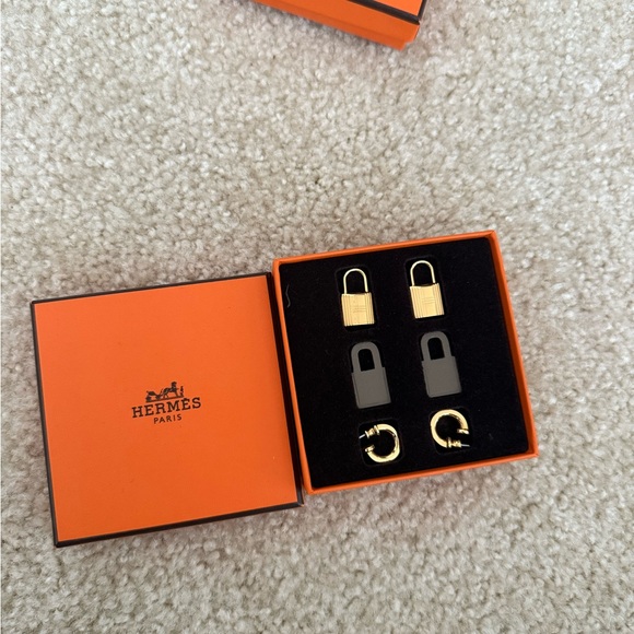 Hermès O’Kelly Earrings ✨ Gold Charm UnopenedExcellent Condition